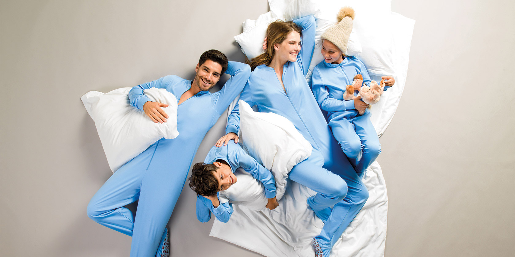 Füsschenpyjama hellblau für die ganze Familie